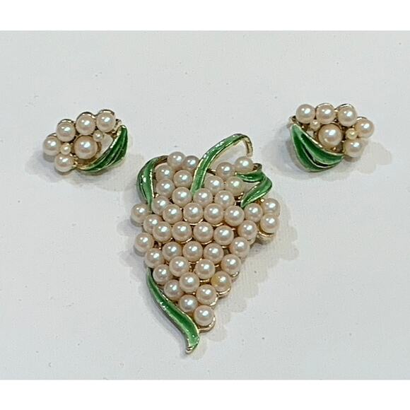 Pearl Cluster Grapes Pin Brooch & Earrings Clip Enamel Leaves MCM Vintage Set 3 - Picture 1 of 11